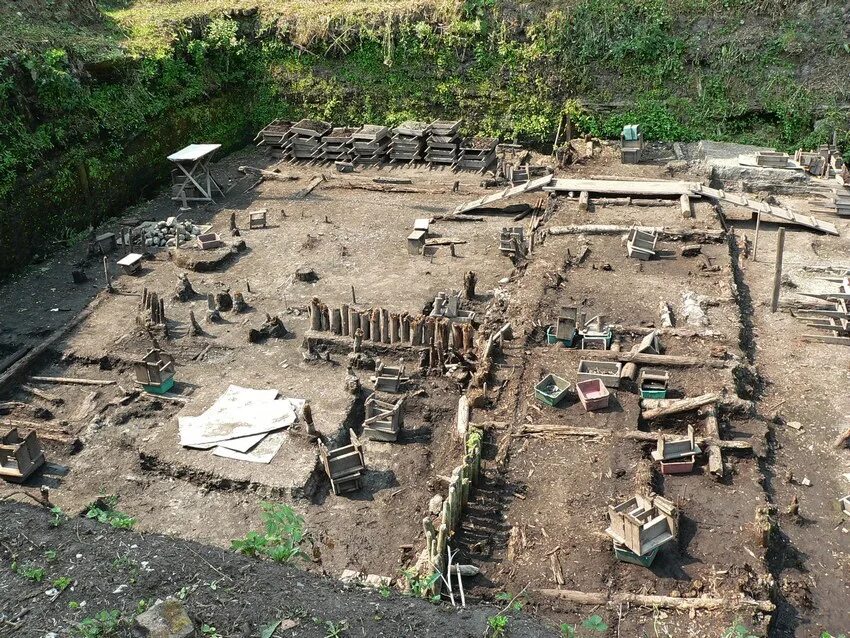 Троицкий раскоп Новгород. Троицкий раскоп в Великом Новгороде. Великий Новгород археология Троицкий раскоп. Мостовая Новгород Троицкий раскопа. Новгород археологические раскопки