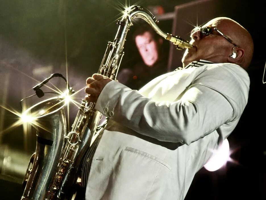Где послушать саксофон. Eddie harris саксофонист. мэл коллинз саксофонист.