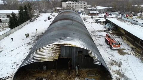 Катится 4 колеса в ангаре