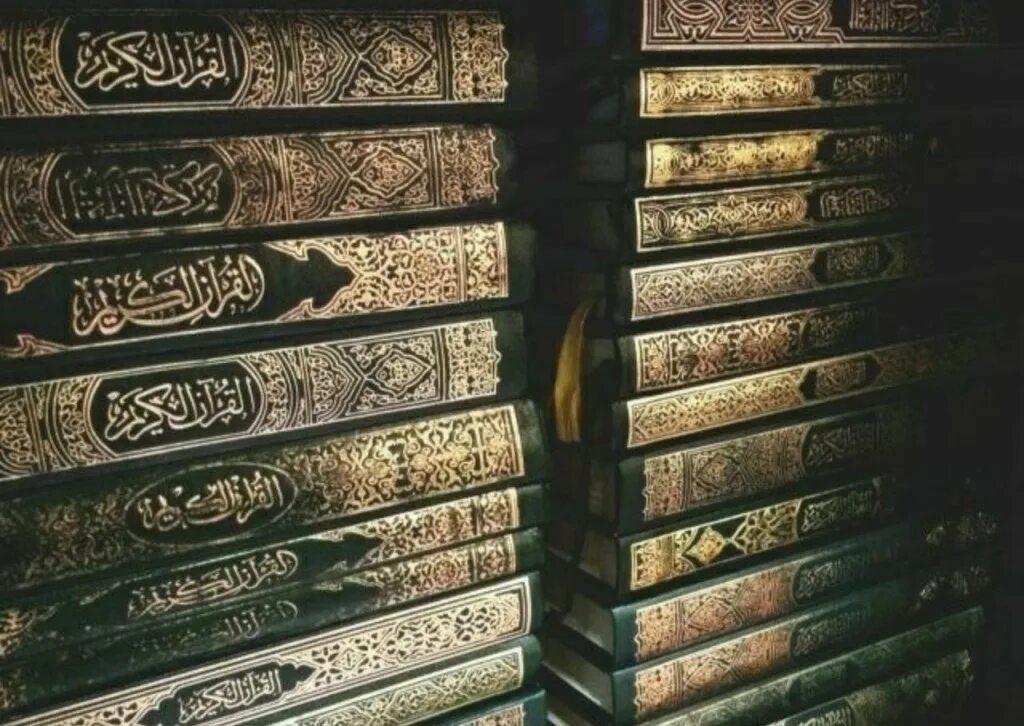 Книга всевышнего. Исламские книги. Эстетика исламских книг. Коран библиотека.