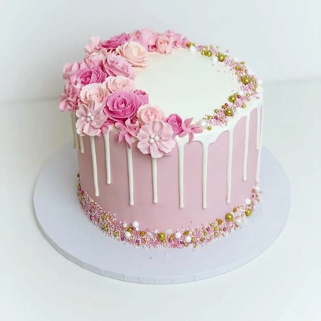 Как украсить торт девушке. Украшение торта для девочки. Красивый нежный торт для девочки. Красивый розовый торт. Торт с кремовым декором.