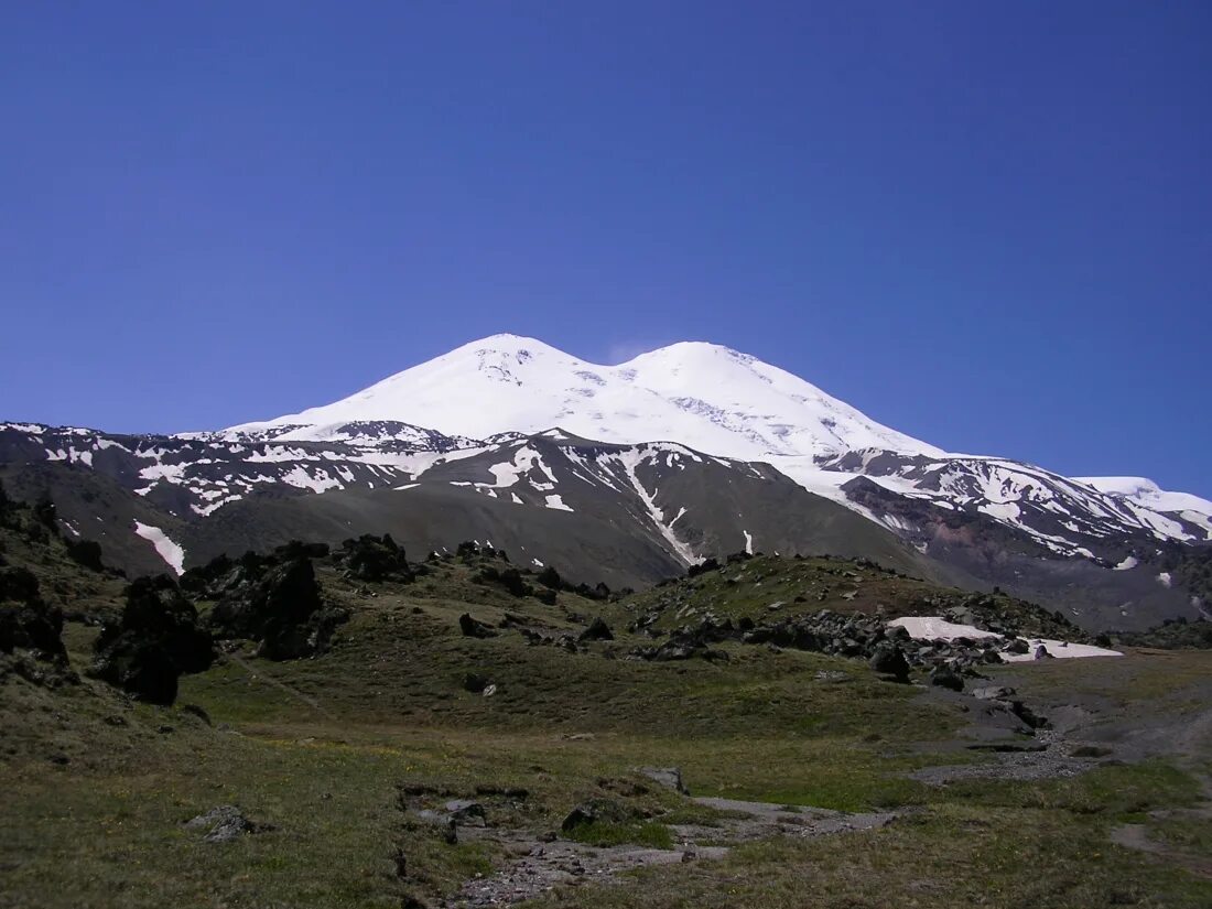 Подножие горы эльбрус. Эльбрус гора панорама. Эльбрус вершина Кавказа. Горы Кавказа подножье Эльбруса. У подножия Эльбруса.