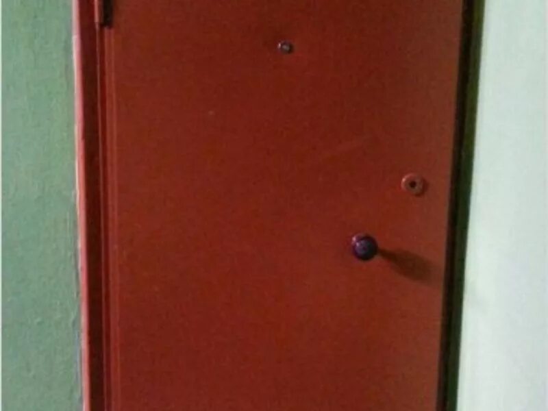 Продам железную дверь. Магнитки для железных дверей. Дверь железная бу. Железные двери б.\ у 86\205. Дверь железная 82,8/199,5 б/у.