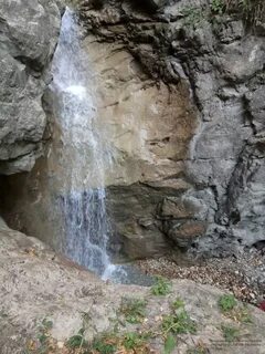 Камень бросают в глубокое ущелье