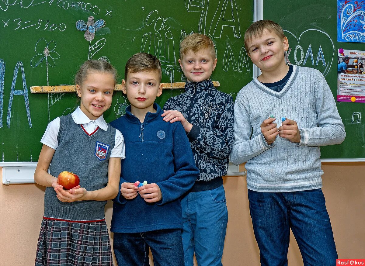 Последний день в 4 классе. Школьник 4 класс. Школьная фотосессия 4 класс. Выпускник начальной школы ребенок. Фотосессия 4 класс выпускной.