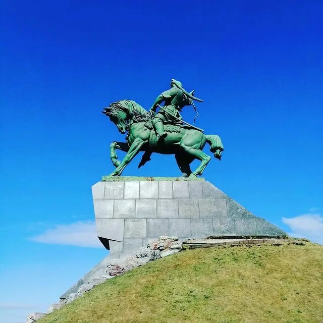 Телецентр уфа лето. Салават юлаев памятник в уфе. Арт объект уфа я люблю уфу. Столица башкирии 3 буквы. Уфа на башкирском.