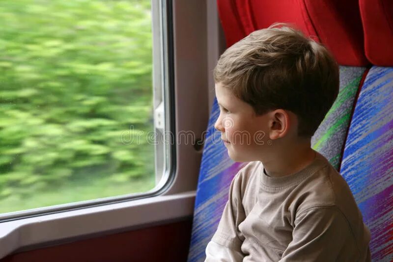 Мальчики поезд с мамой. Мальчик едет в электричке. Мальчишки в поезде. Мальчик едет в поезде. Про поезда для мальчиков.