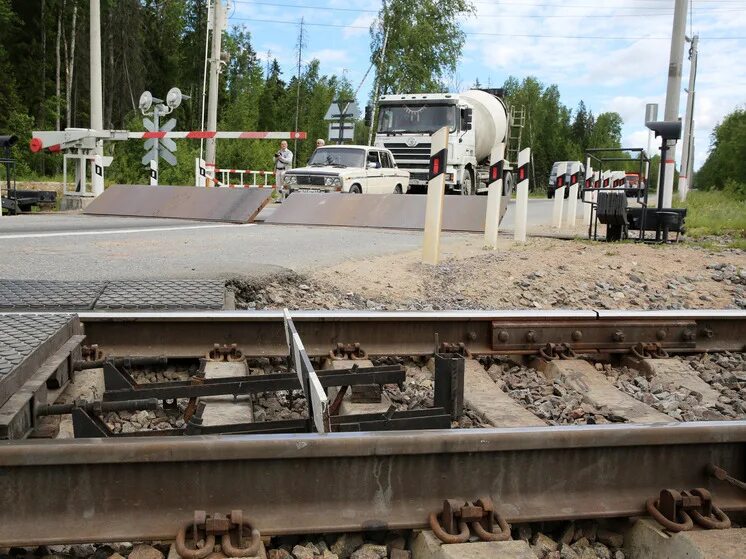Псекупс жд станция. Шлагбаум. Переезд новгородская область. Переезд новгородская область. Жд переезд нарушение.
