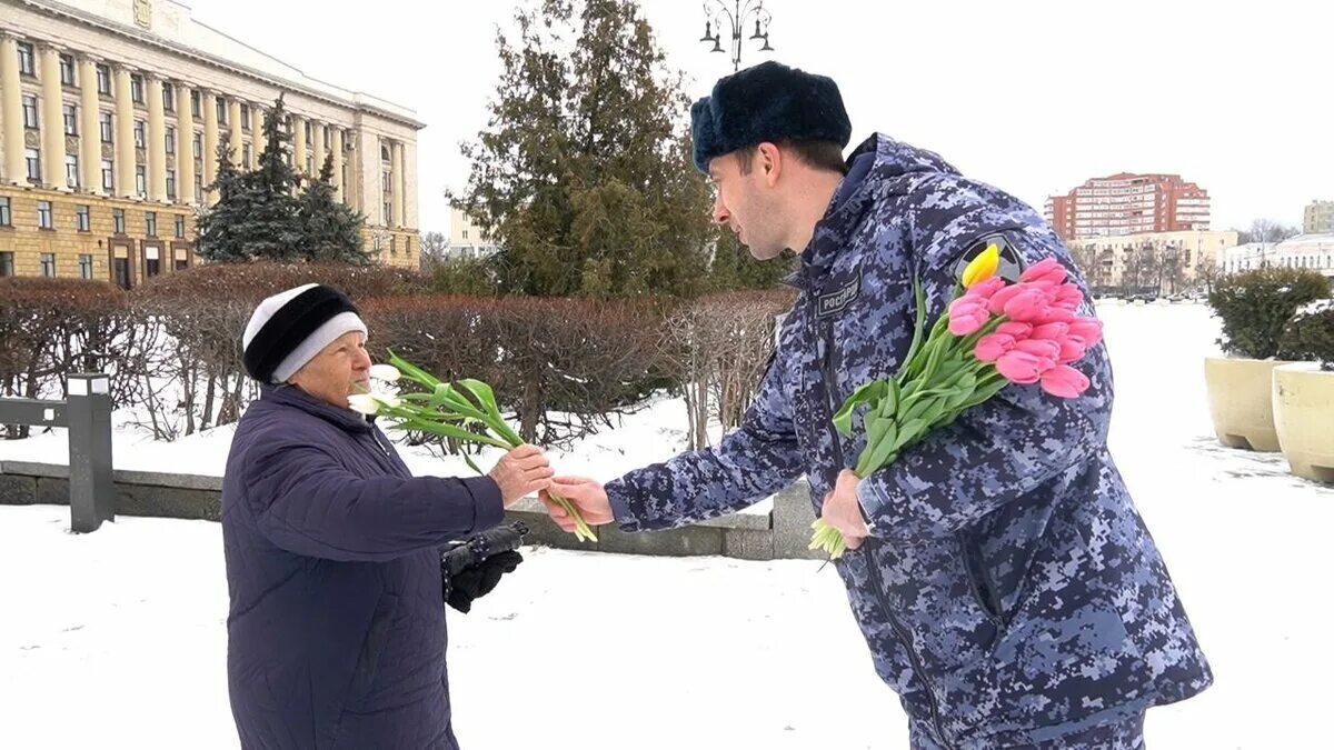 В преддверии международного женского дня 8. Дарит цветы. Росгвардеец дарит цветы.