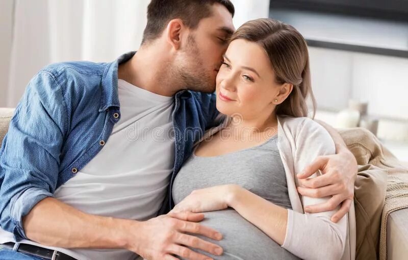 Обнять беременную. Обнимает беременную. Мужчина обнимает беременную. Мужчина обнимает беременную женщину. Муж обнимает беременную жену.