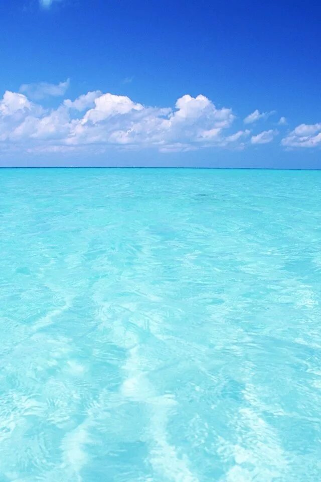 Светло голубые отдых на воде. Море сверху. Фон для презентации вода. Голубая вода. Светло голубое море.