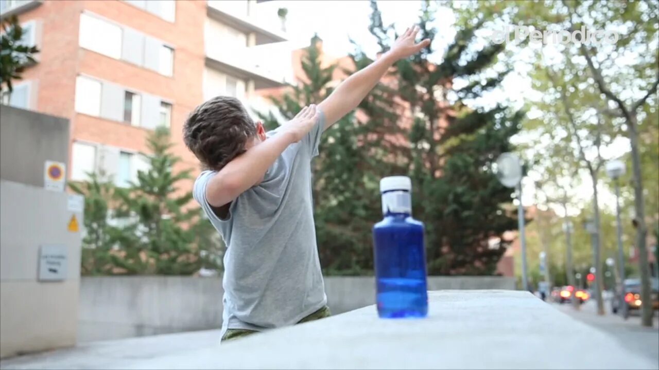 Flip challenge. Bottle Flip Challenge. Ватер флип ЧЕЛЛЕНДЖ. Подбрасывание бутылки. Water Bottle Flip Challenge.