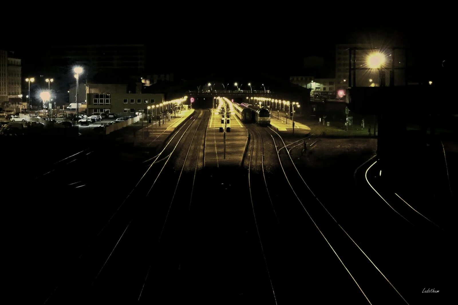 Включи ночную станцию. Железная дорога ночью. ЖД платформа ночью. Поезда ночью на вокзале. Ж Д станция ночью.