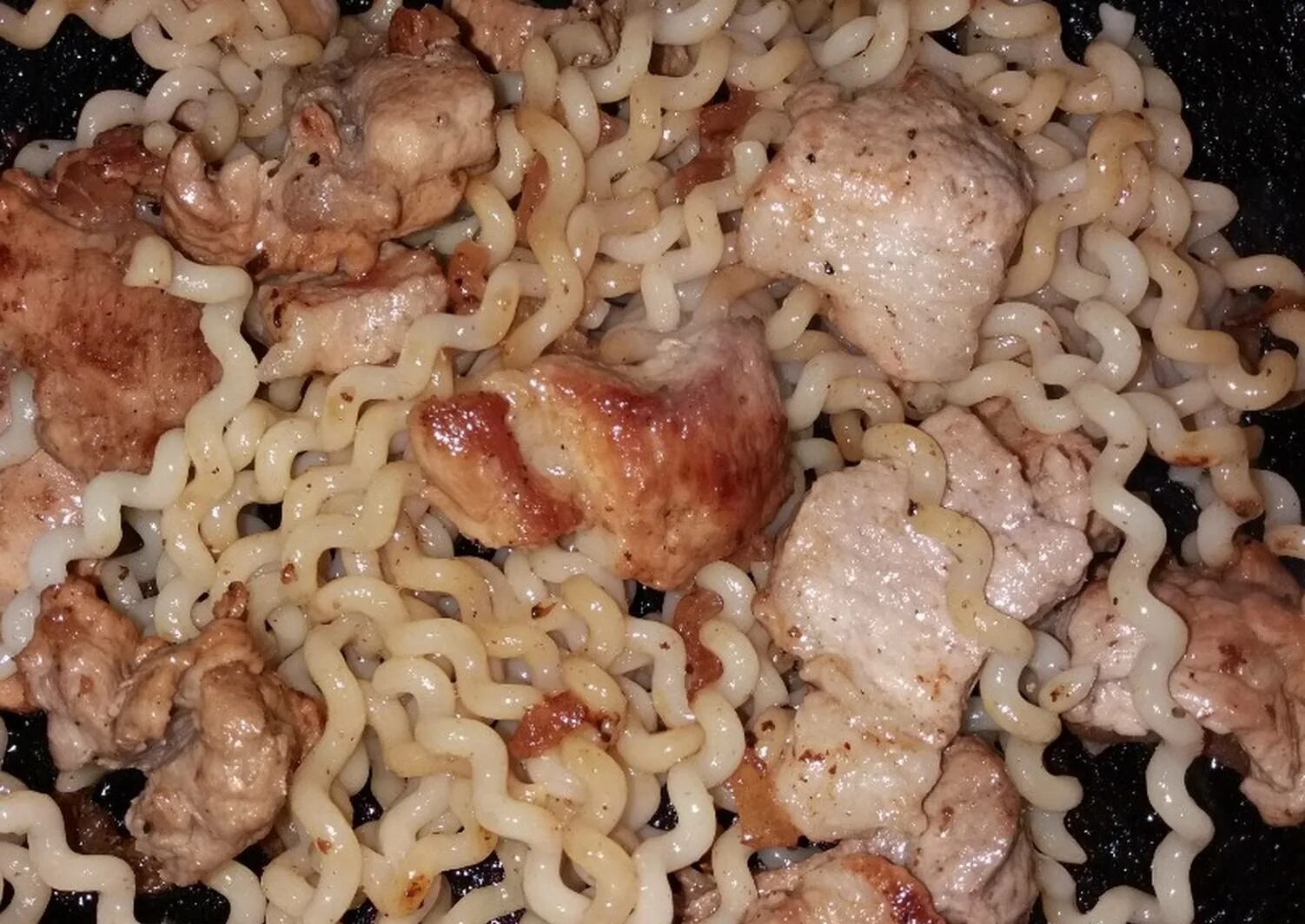 Как сделать макароны с мясом. Жареное мясо с макаронами. вермишель с мясом. рожки спиральки с мясом. макароны с мясом на сковороде.