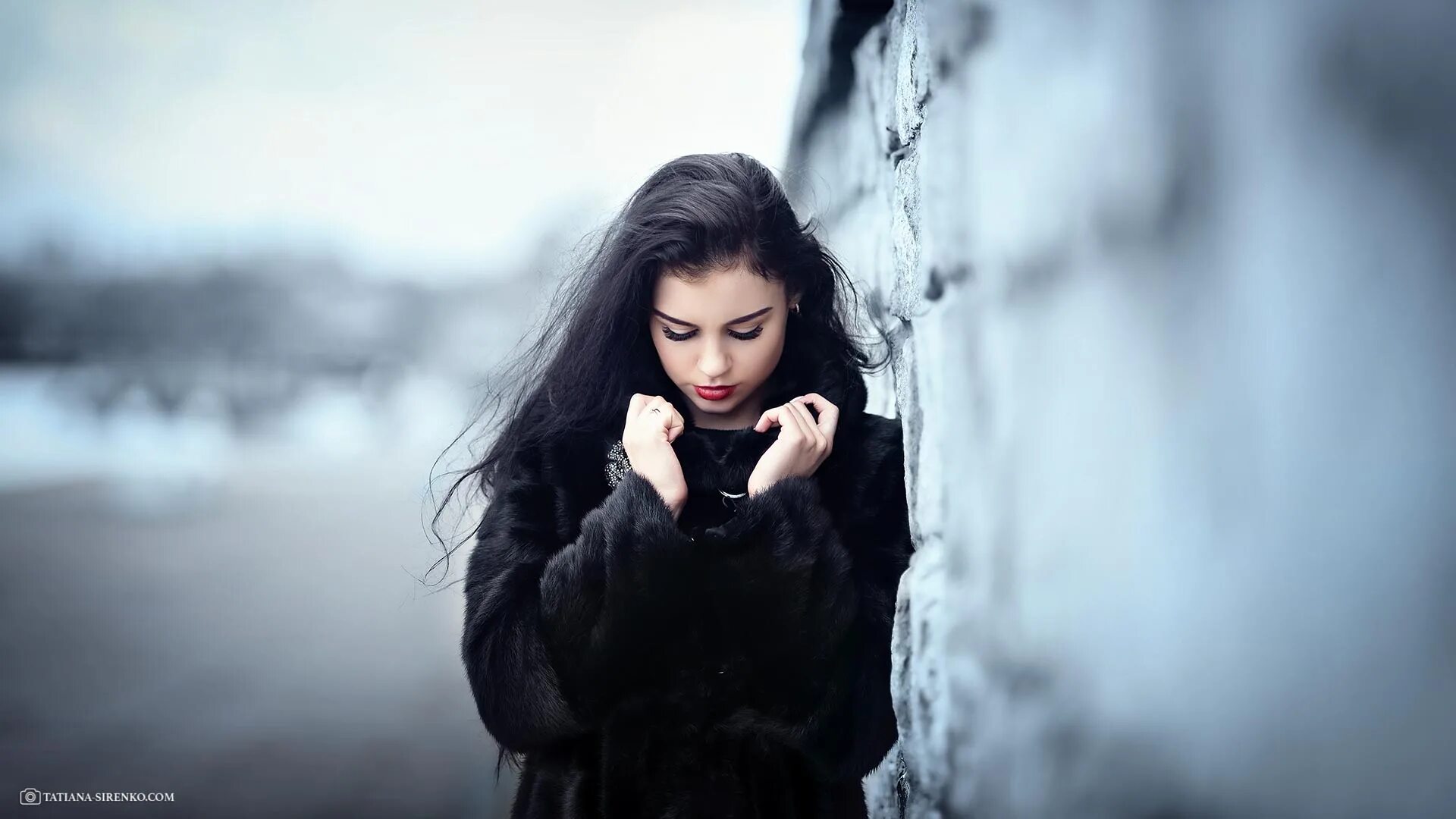 Забыть девица. Грустные женские глаза. Забыть девица. Девушка зима на стену. Женщина вспоминает.