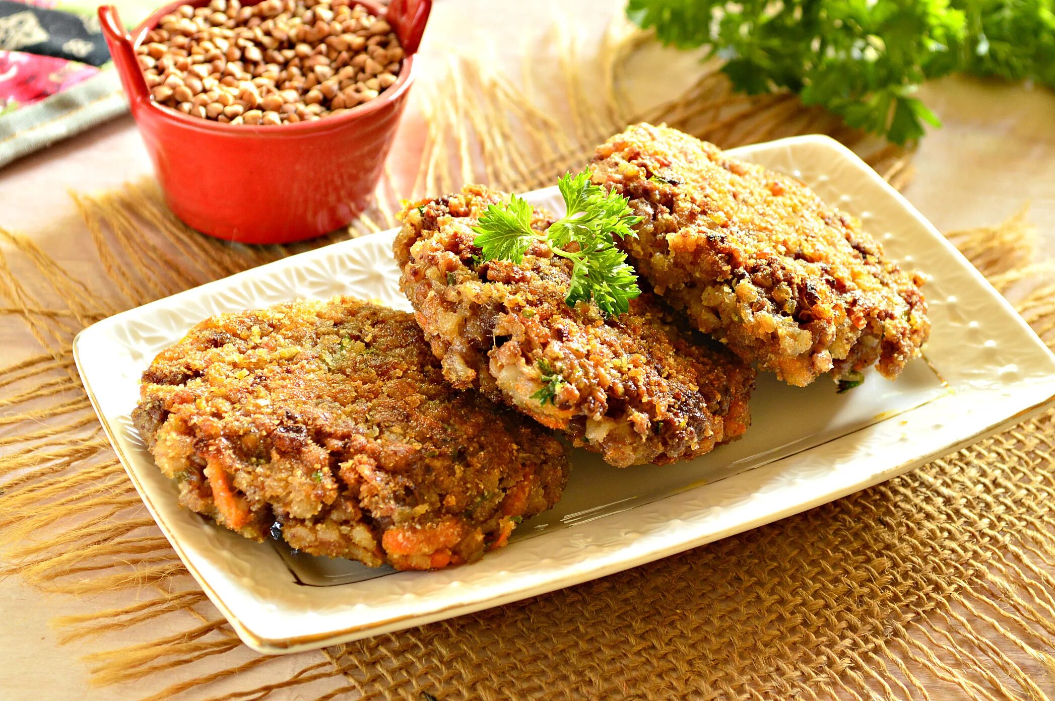 Что приготовить из гречки быстро и вкусно. Гречишники котлеты. гречневые котлеты. котлеты из гречки с грибами. гречневые котлеты с грибами.
