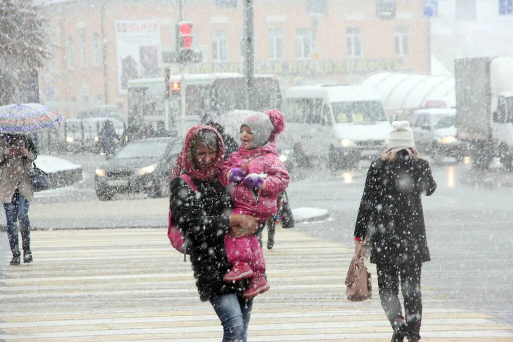 Метель в городе. Зимний ветер. Метель в мурманске. Погода на завтра пурга. Непогода в южно сахалинске.