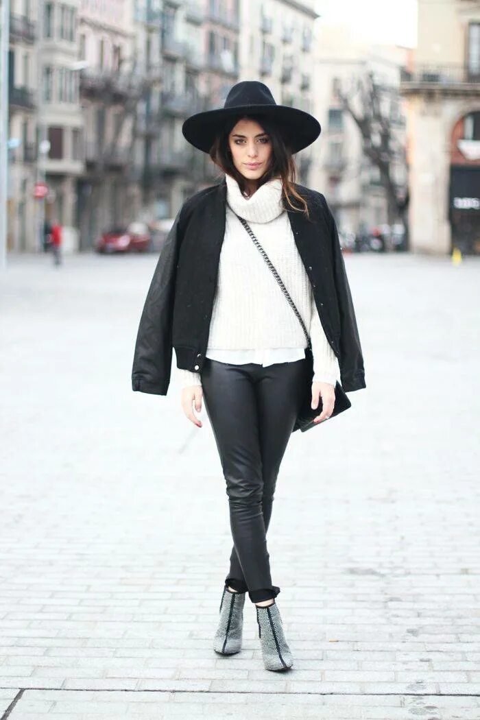 Черное пальто и белые брюки. Образы со шляпой. Образ с черной шляпой. Образ с шляпкой. Стиль со шляпой женский.