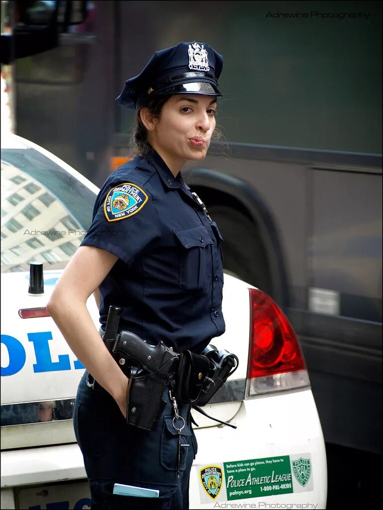 Негритянку полицейский. Женщина полицейский. Американские женщины полицейские. Женщины полицейские в США. Чернокожие женщины полицейские.