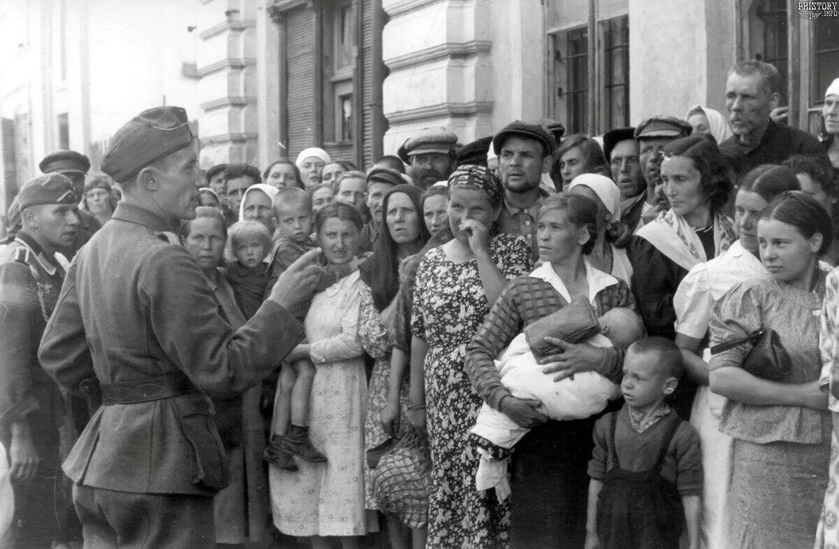 Офицер Германии обращается к местным жителям в оккупированном городе. Дети в оккупации в годы Великой Отечественной войны. Могилев оккупация 1941.