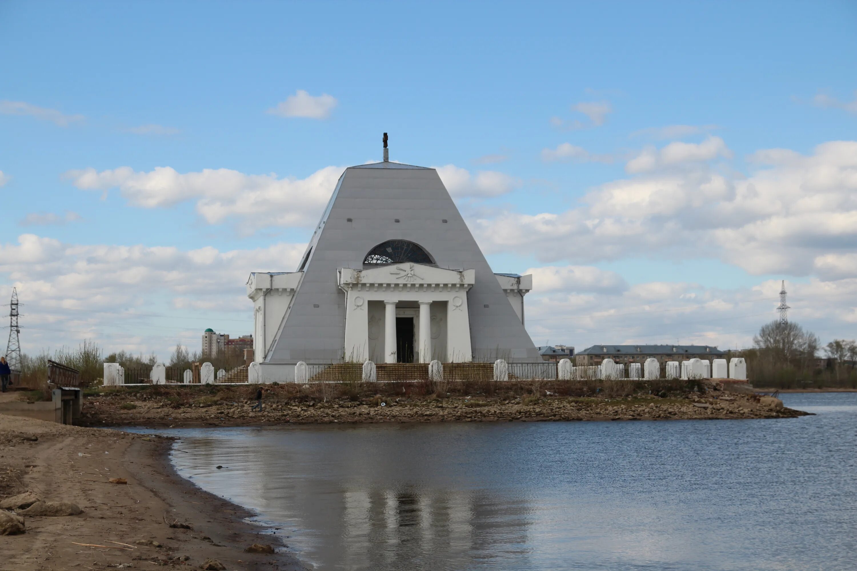 Храм павшим воинам в Казани. Храм памятник Спаса Нерукотворного Казань. Храм памятник павшим воинам Казань. Храм-памятник воинам, павшим при взятии Казани в 1552 году. Казань пала