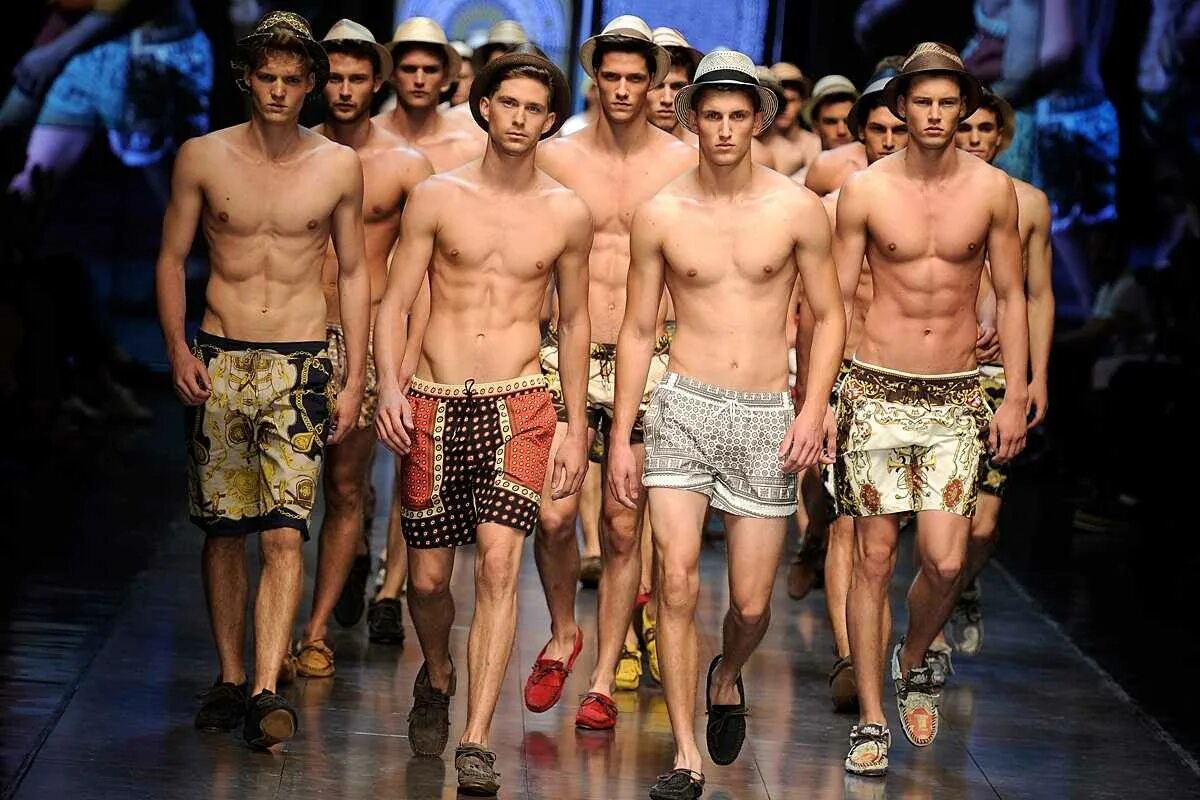 Много мальчиков смотрело. Dolce Gabbana men. Dolce Gabbana 2005 men. Dolce Gabbana Mens 22. Модель Дольче Габбана мужчина.