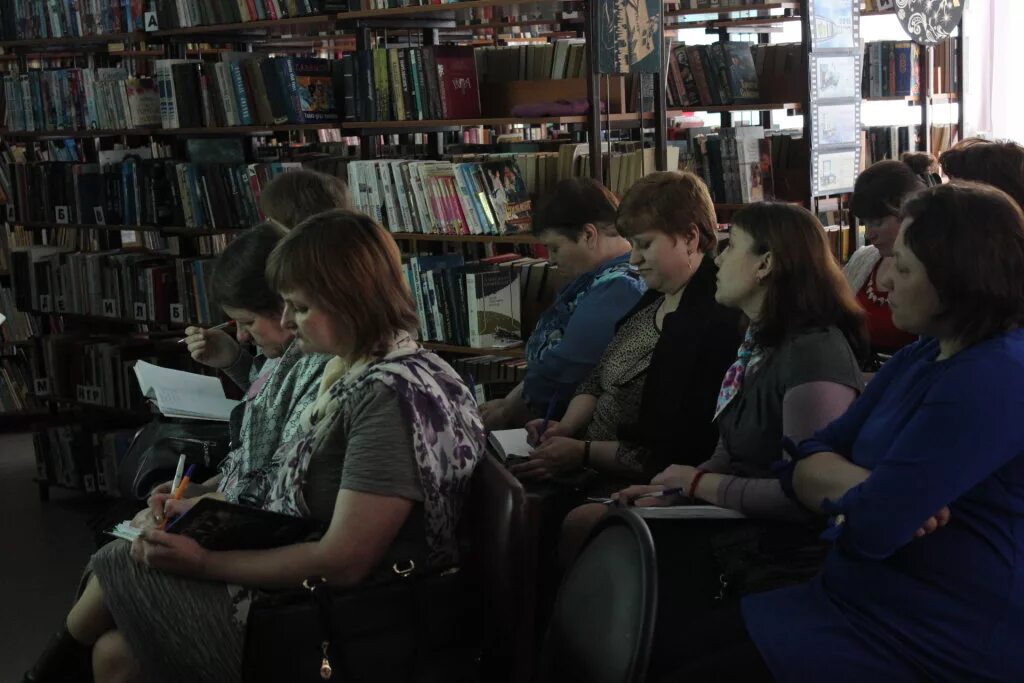 курсы библиотекаря. тобольская районная библиотека. читатели в библиотеке. библиотека шуя. библиотекарь в библиотеке.