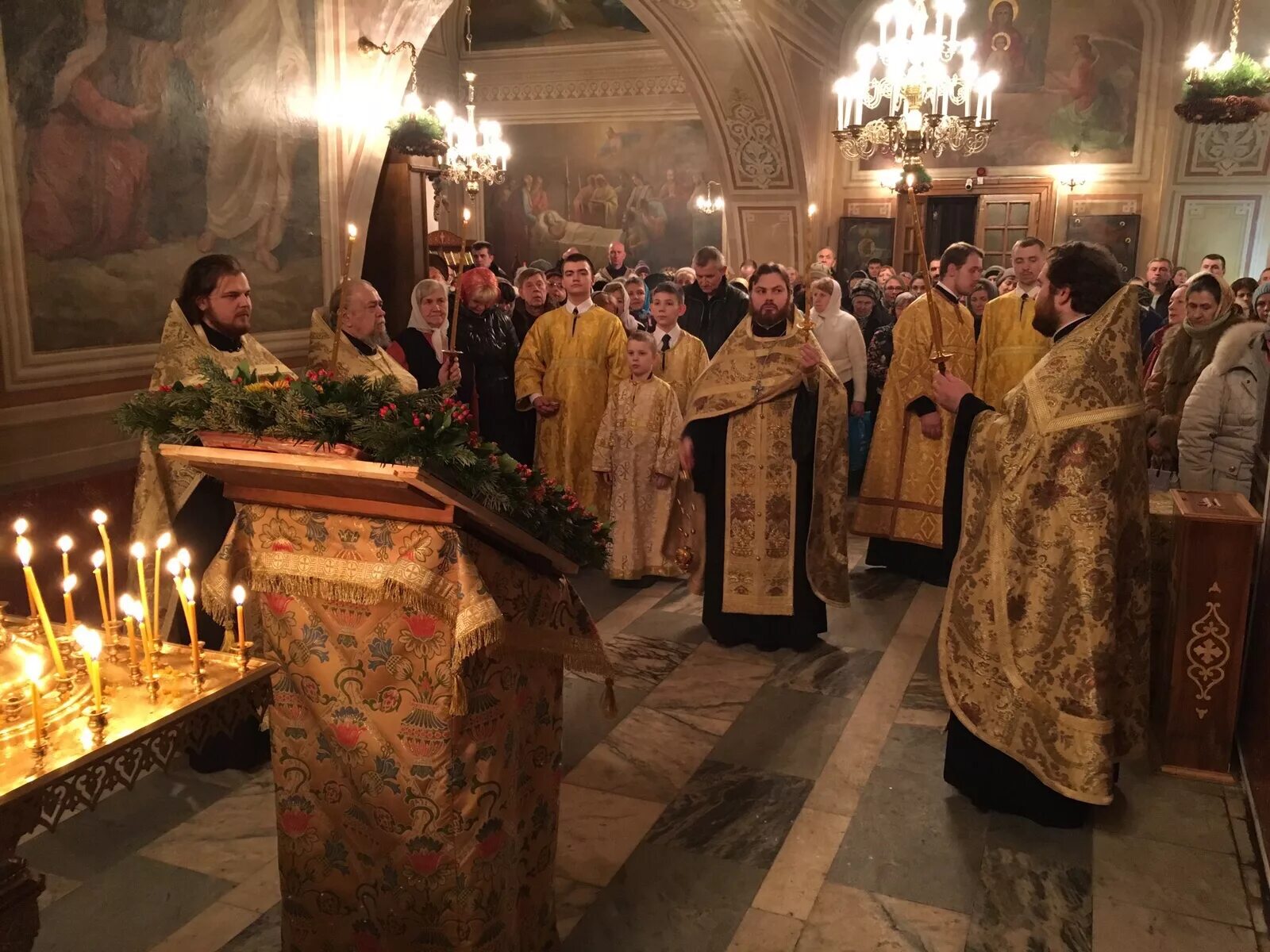 служители церкви животворящей троицы в москве. троицкий храм карачарово. троицкий храм карачарово. расписание службы завтра троицкий собор. служба в храме живоначальной троицы в карачарово.