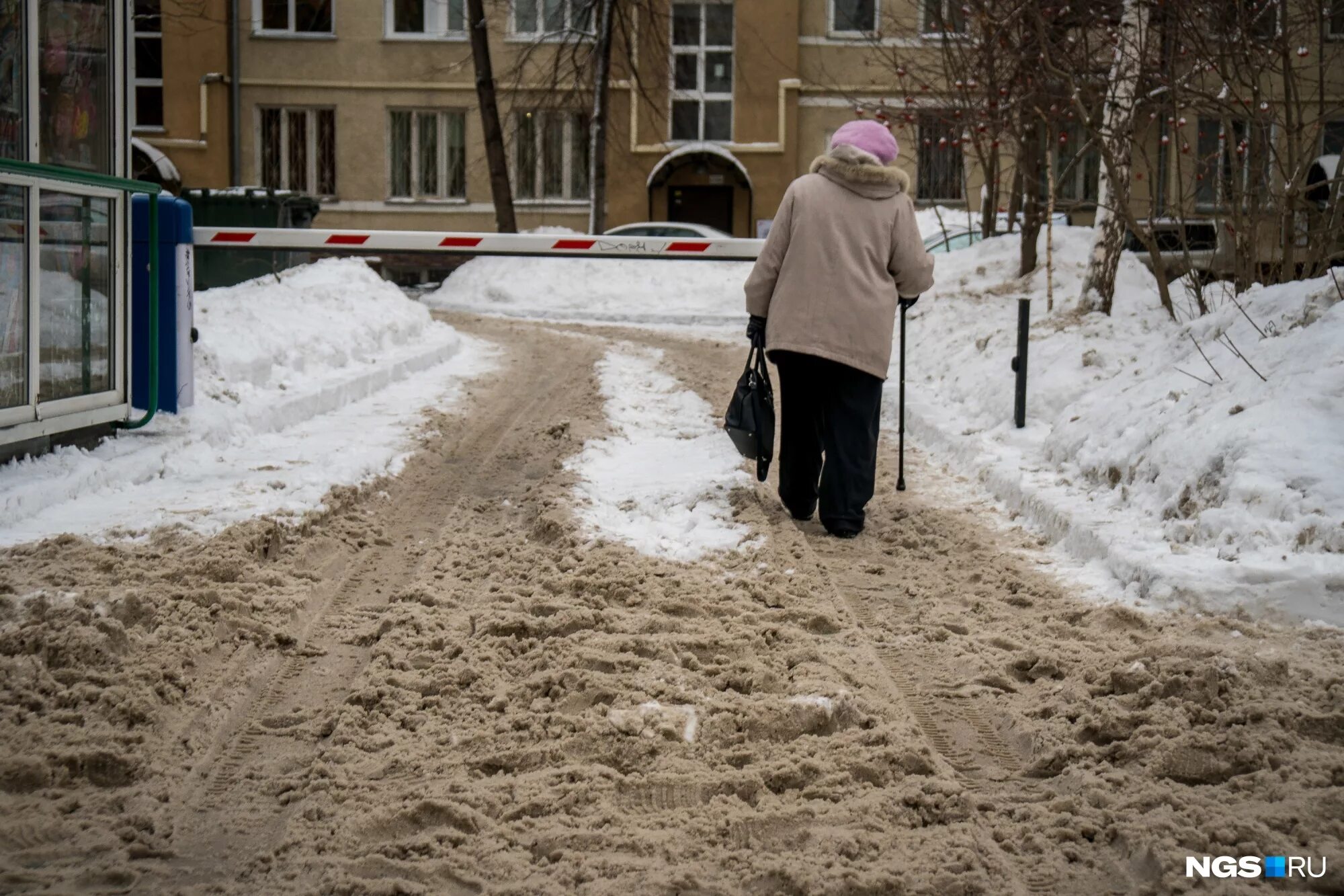 Грязный сугроб. Неубранный снег. Новосибирск завалило снегом. Неубранный снег во дворе. Снежная каша на дороге.