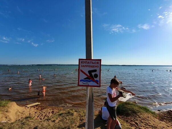 Нельзя купаться ночью. Купаться запрещено. Купание запрещено табличка. На озере запрещено купаться табличка. Купаться запрещено СПБ.