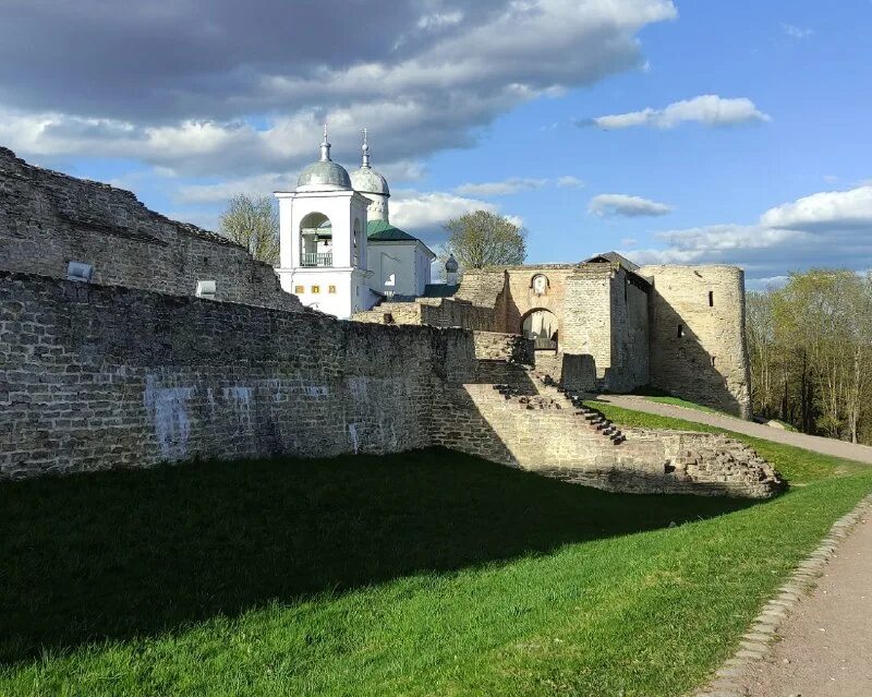 Пушгоры псков крепость. Изборск пушкинские горы. Псков изборск печоры пушкинские горы 3 дня. Изборск пушкинские горы. Изборск пушкинские горы.