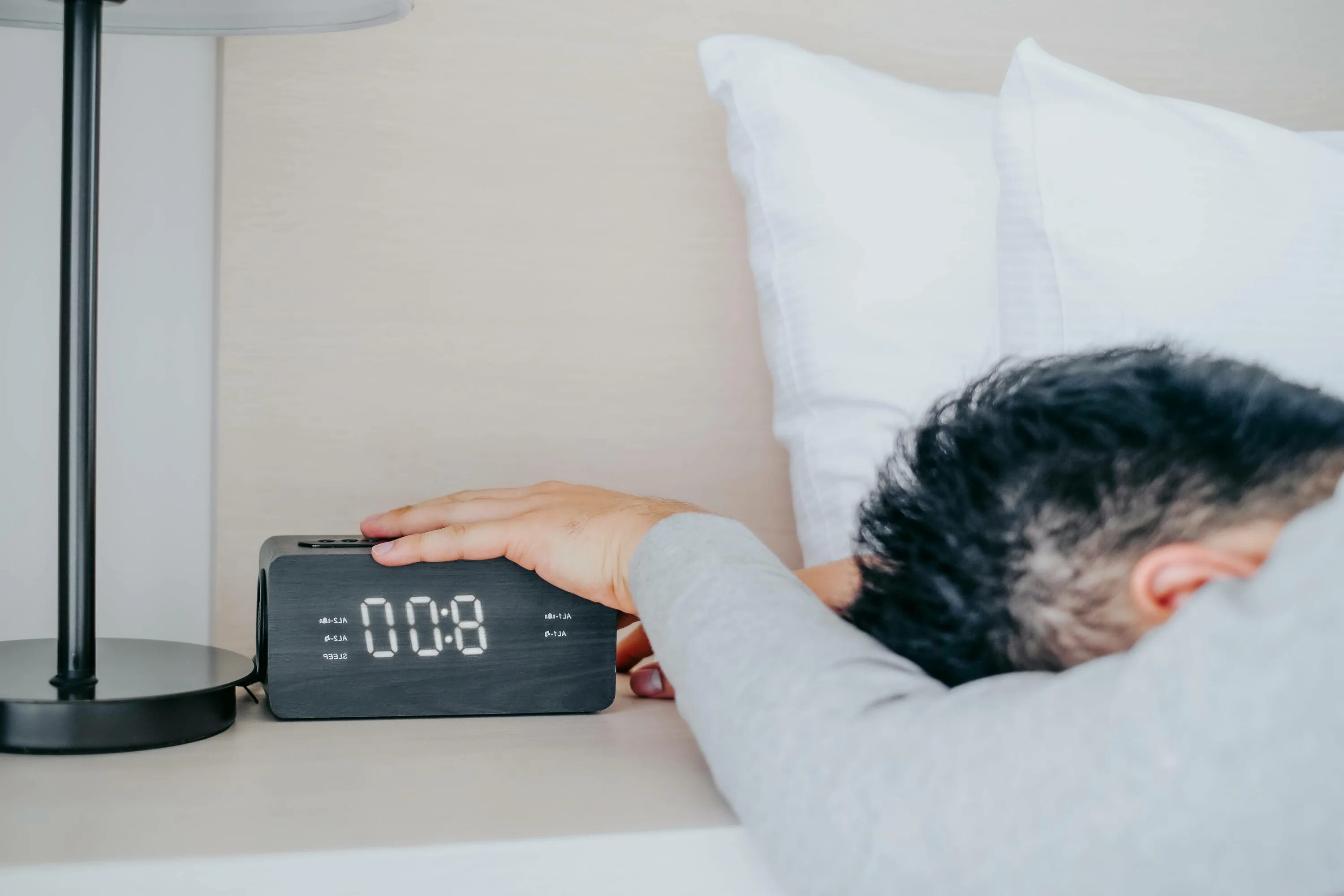 Будильник утро. Snooze. Будильник далеко от кровати. Man Wake up iphones Alarm Clock.