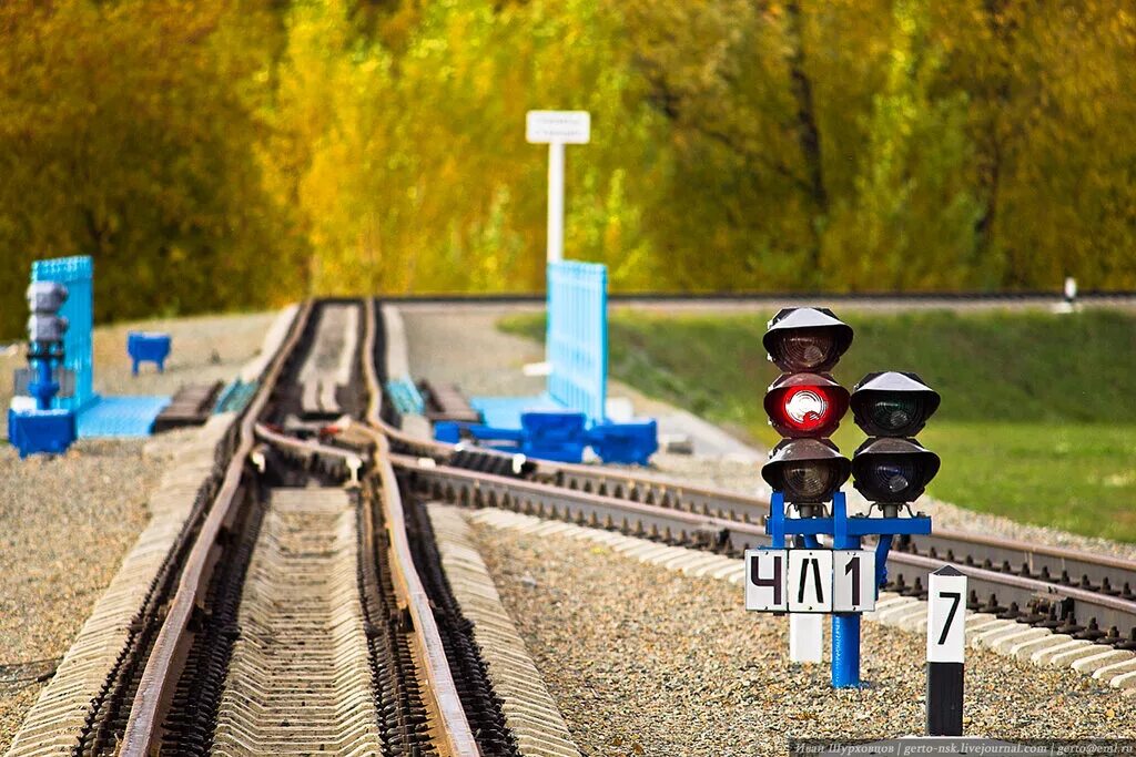 железнодорожные провода. проводы на переезде. проводы на переезде. проводы на переезде. ограждение железнодорожных путей.