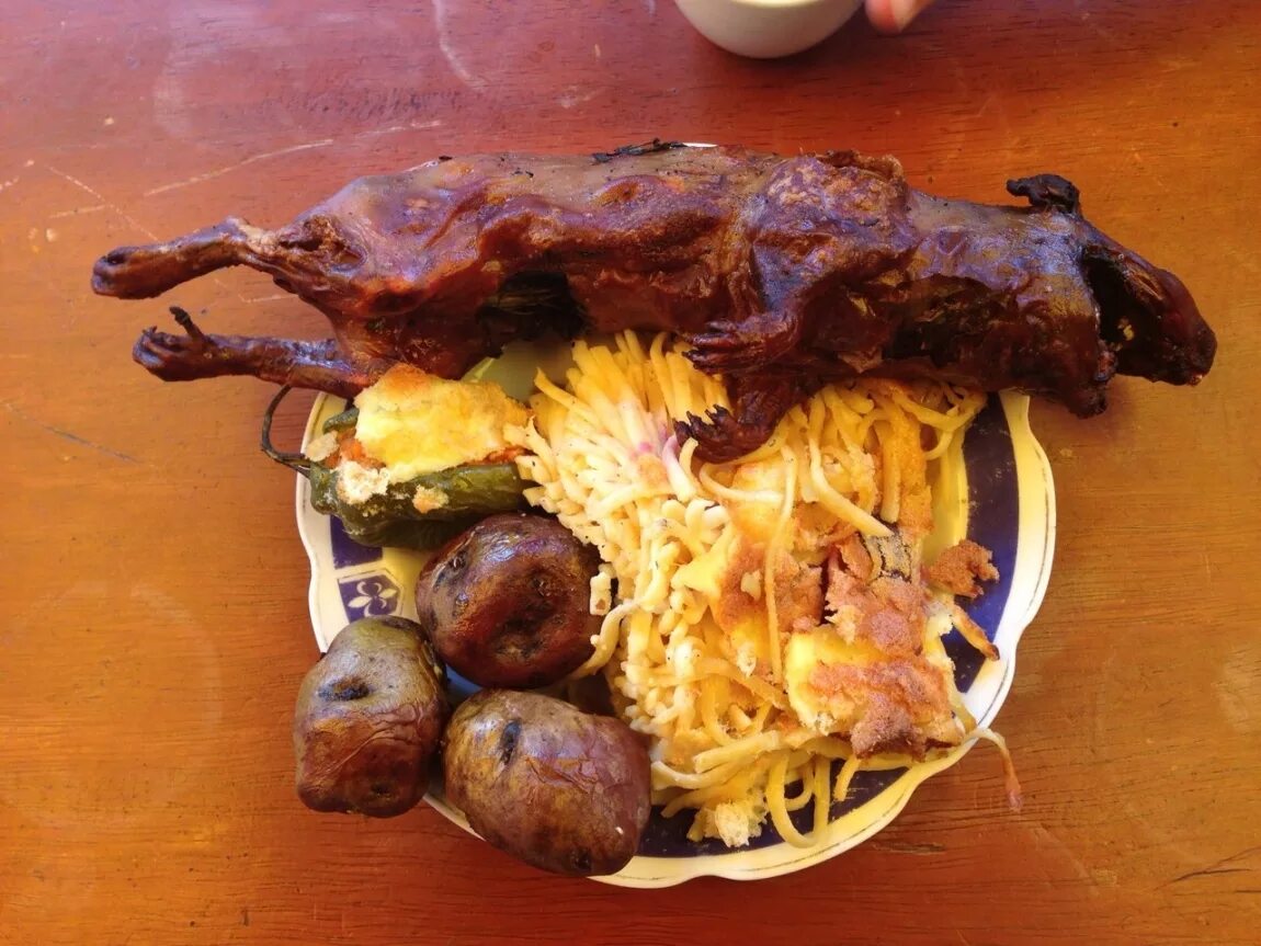 морская свинка в перу блюдо. жареная морская свинка в перу. жареная морская свинка в перу. куй перу. куй блюдо.