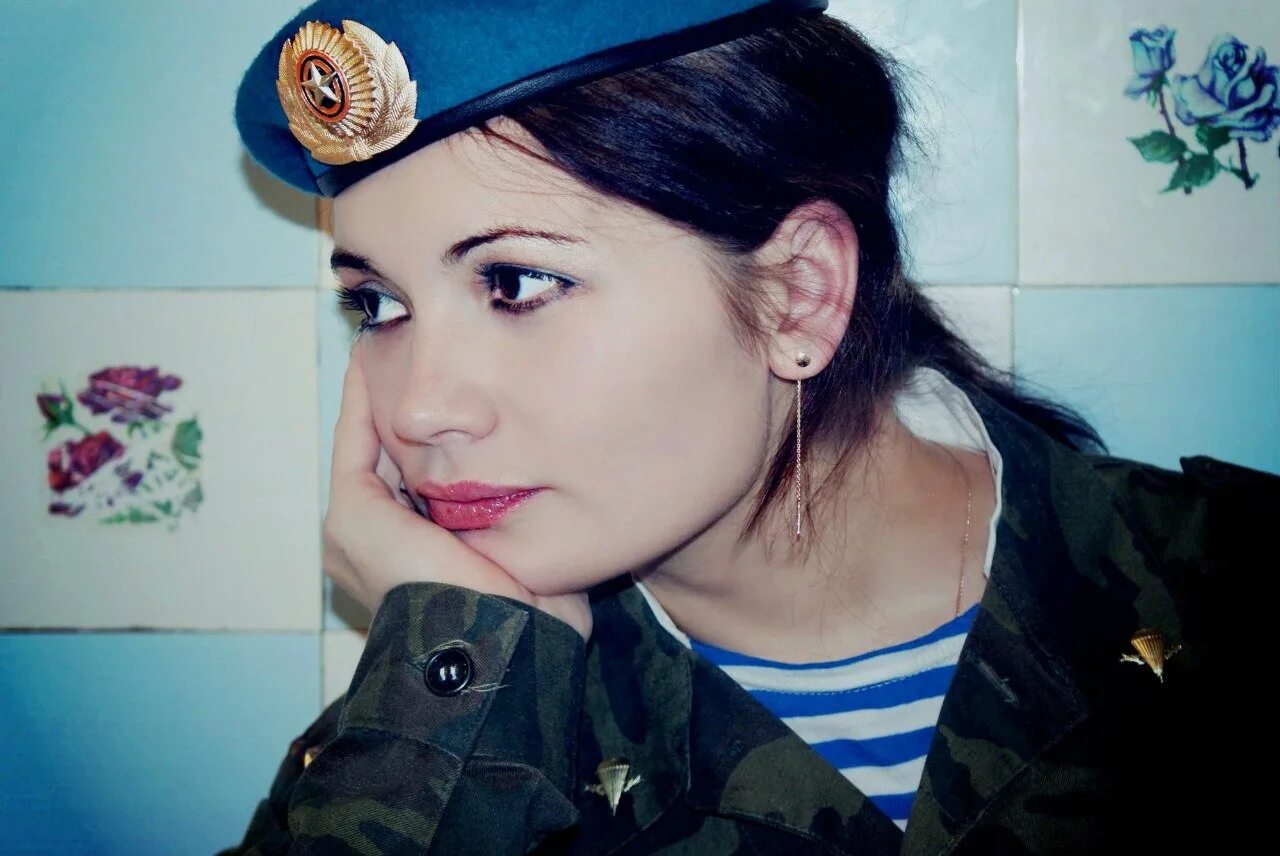 Армейские девочки. Русские девушки в военной форме. Красивые девушки военные. Девушки в беретах военных. Девушки в голубых беретах.