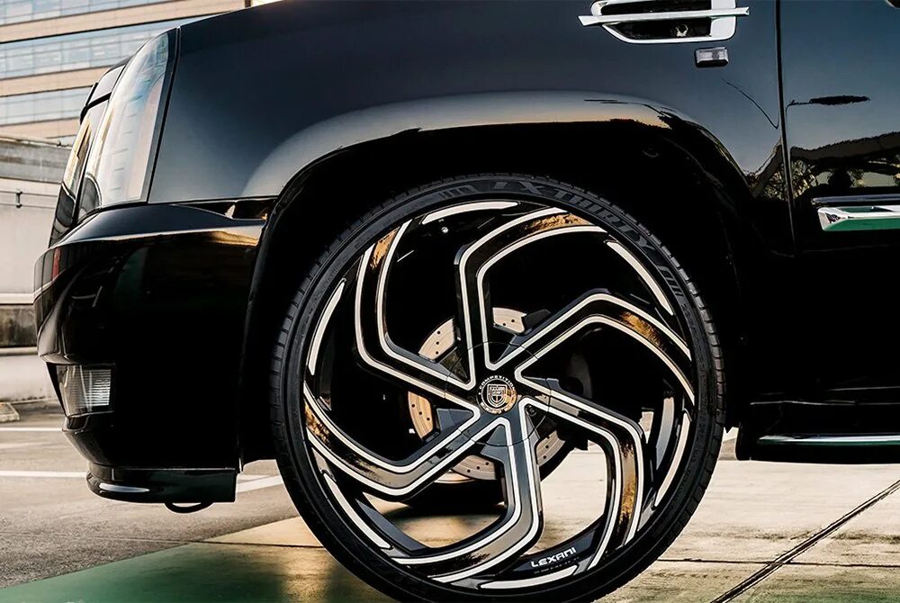 Литые диски 22 радиус. Диски cadillac escalade r22 черные. cadillac escalade lexani. диски cadillac escalade r26. диски lexani r22.