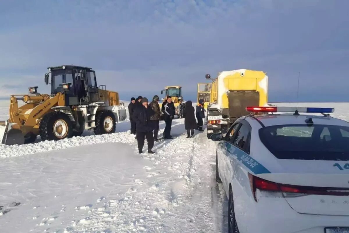 Паводок в казахстане 2024 закрытие трасс. Метель в Казахстане. Метель в Казахстане трасса. Непогода на трассе Казахстана. Снег в Казахстане.