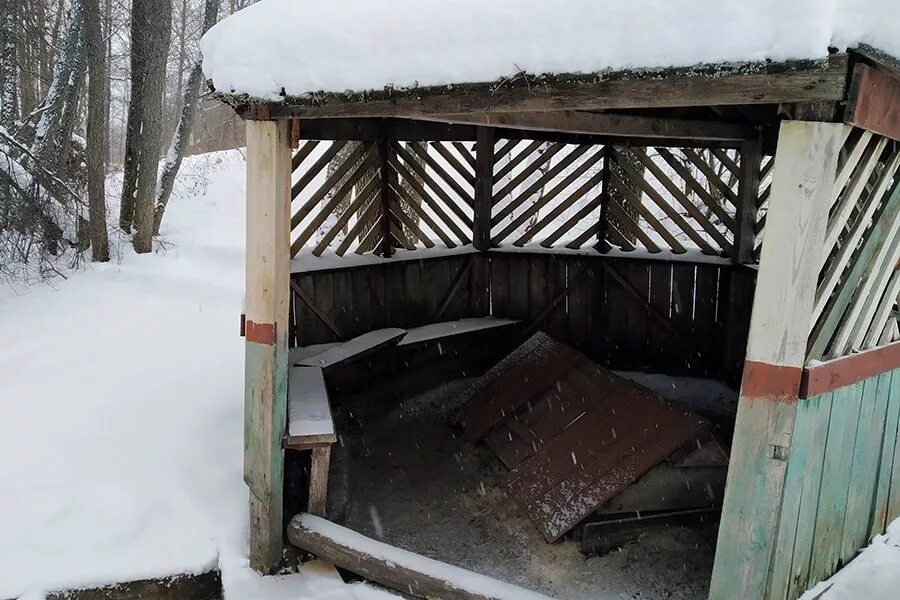 Родников ковров. Благоустройство родника в деревне. Лесхоз деревня. Благоустройство родника со скамейками. Бакалы лесхоз Родник.