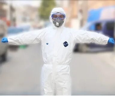 Человек в защитном костюме