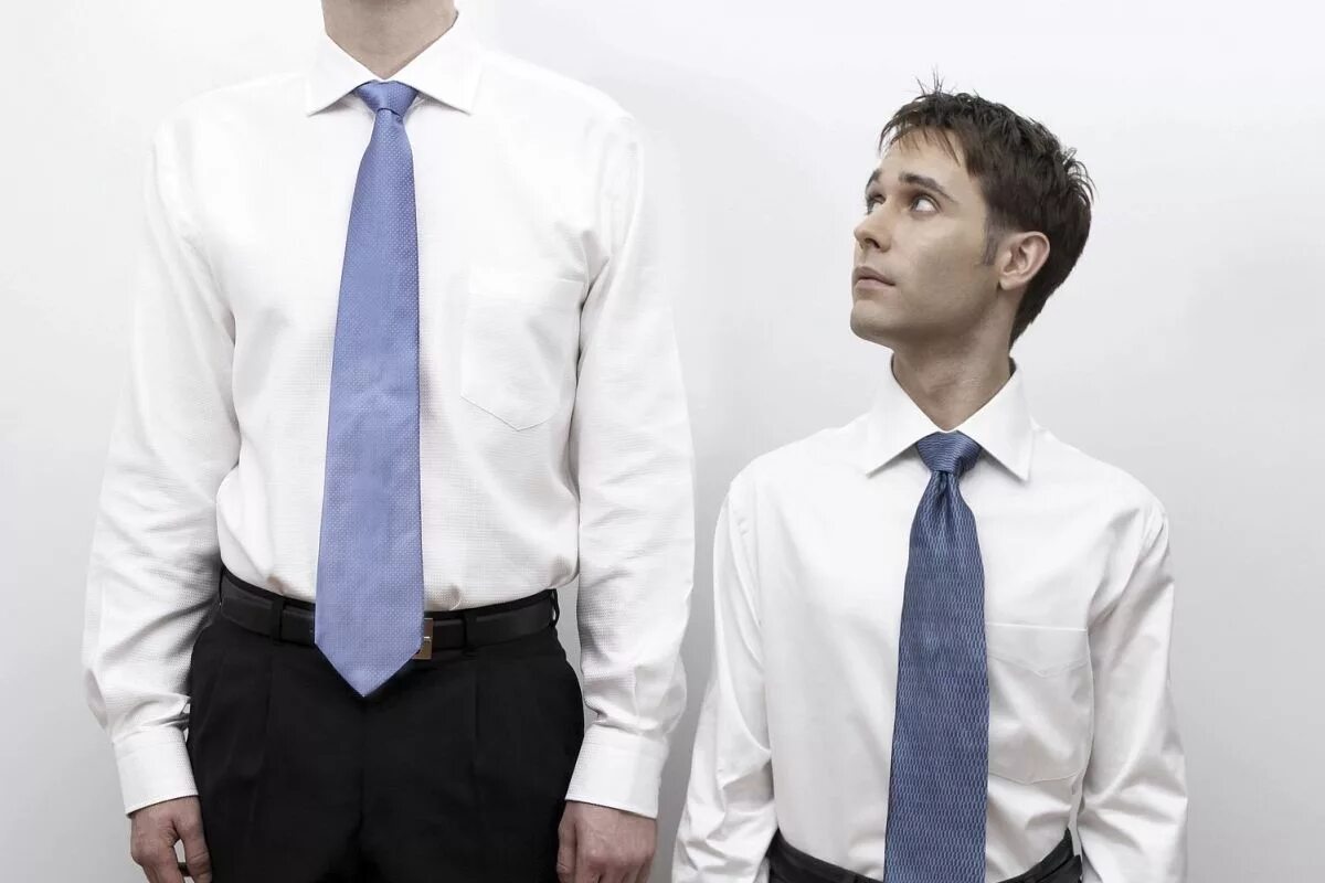 два мужчины в полный рост. невысокий человек. высокий и низкий человек. двое деловых мужчин в полный рост. сравнить рост.