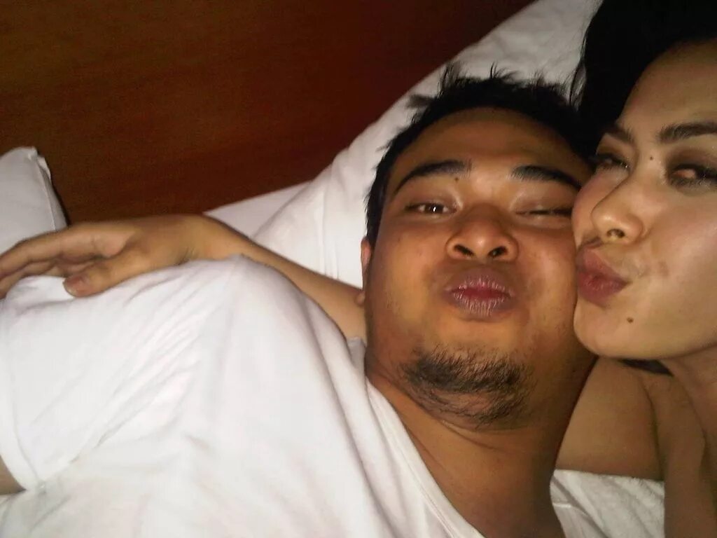 Bokep wife. Skandal Artis. Ciuman Artis Indo. Skandal mesum Artis Indonesia. Ciuman bibir Artis Indonesia.