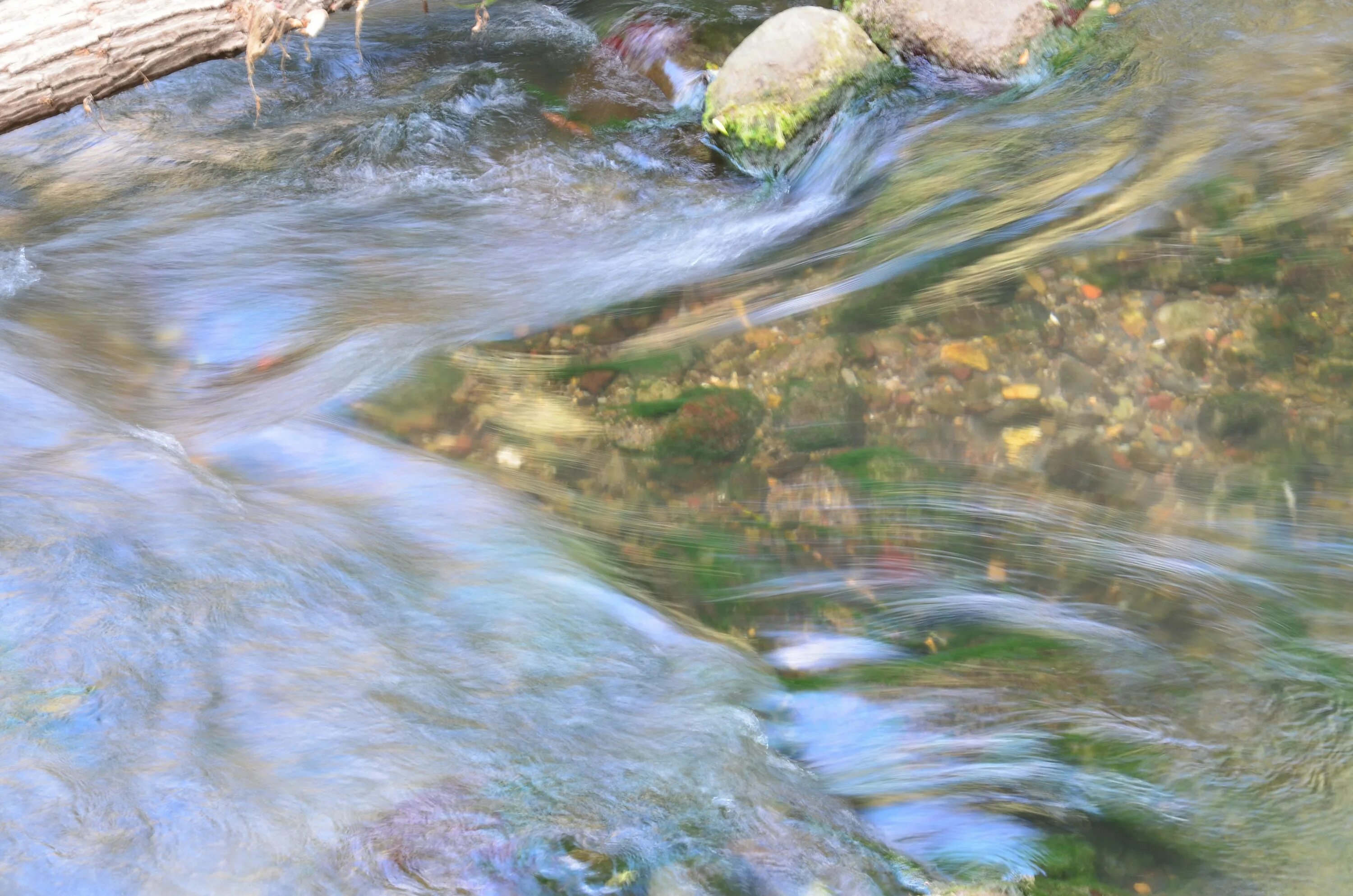 Течение воды вверх. Прозрачная вода в ручье. Текущая вода. Поток воды ручей. Текучие воды.