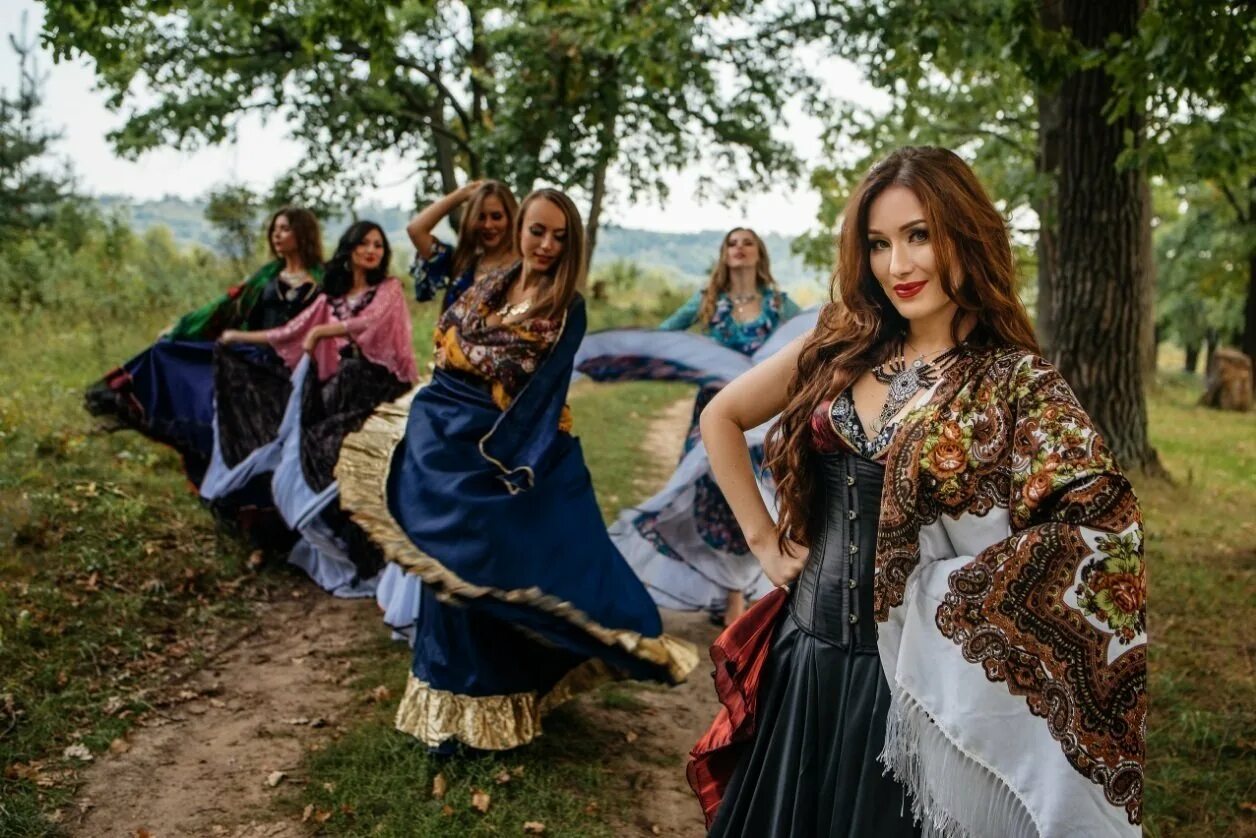 Фото красивых цыган. Платье в цыганском стиле. красивые цыганки. современные цыганки.
