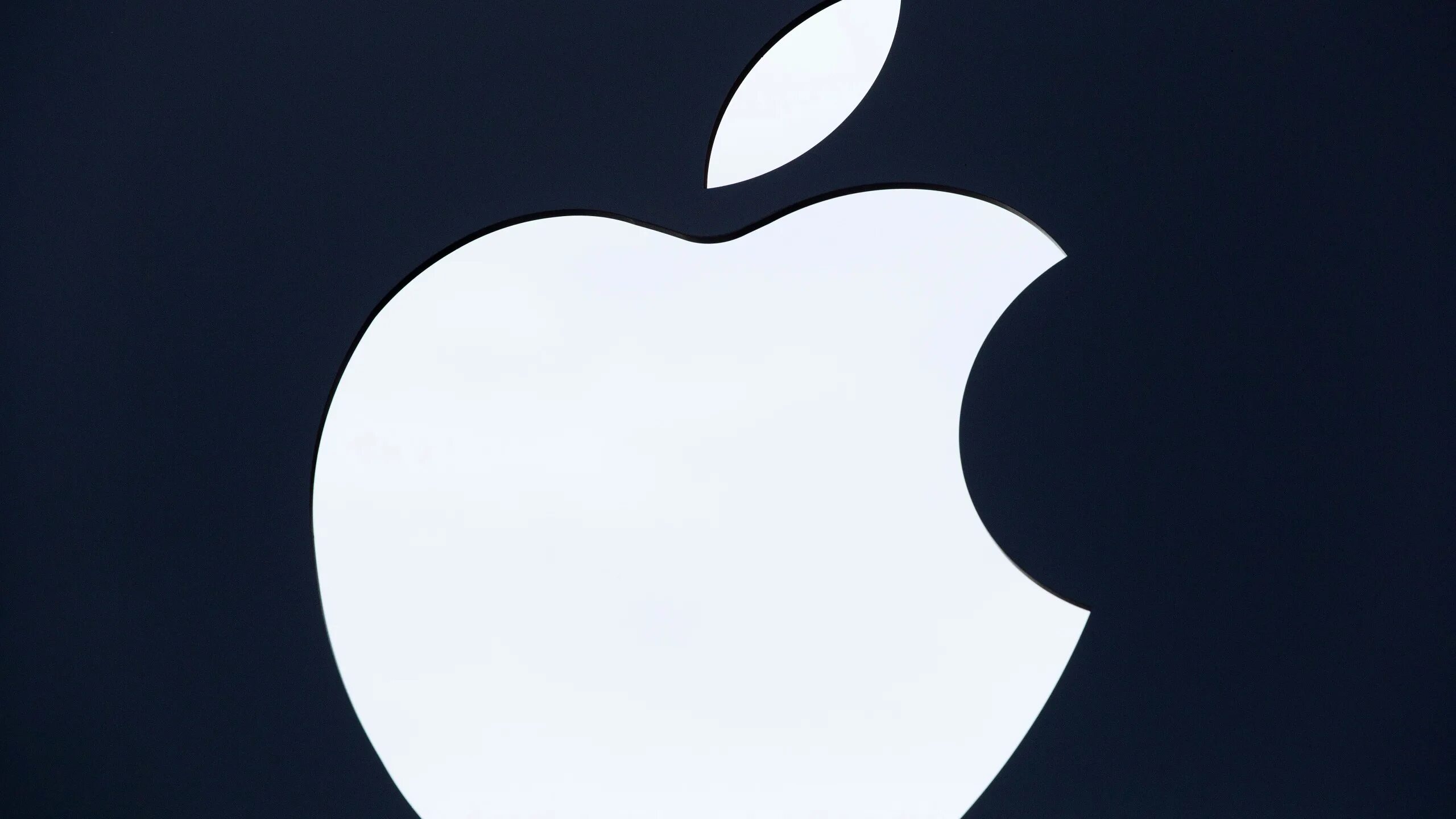 Apple iphone google. Логотип Apple на черном фоне. Яблоко на черном фоне. Черное яблоко айфон. Логотип айфон на черном.
