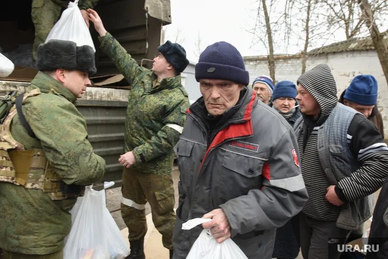 Что будет после помощи украине. Военные раздают гуманитарную. Гуманитарка для военных на Украине. Российские военные помогают.