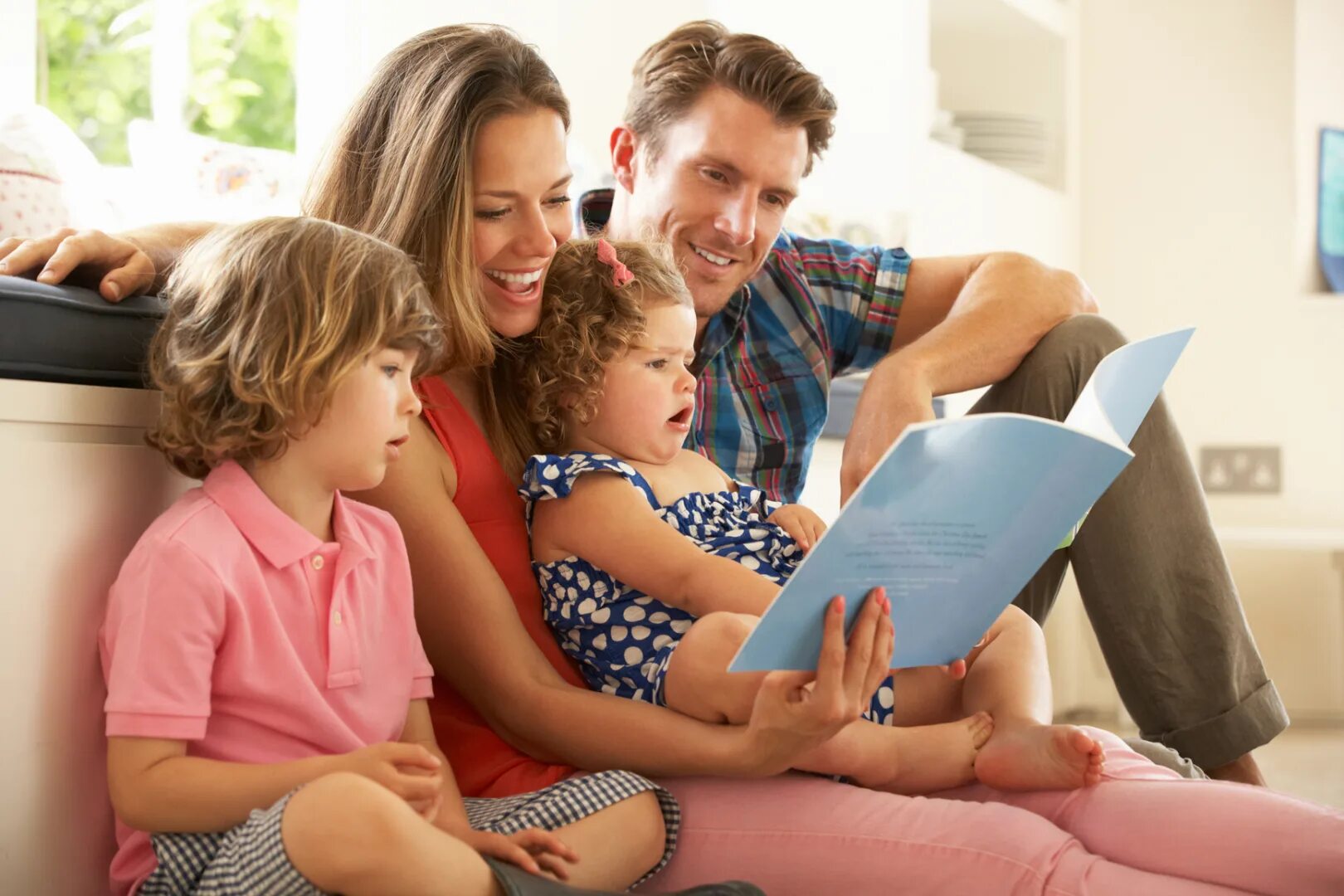 Дети воспитанные отцами. Дети с родителями. Семейное чтение. Воспитание ребенка. Семья читает книгу.