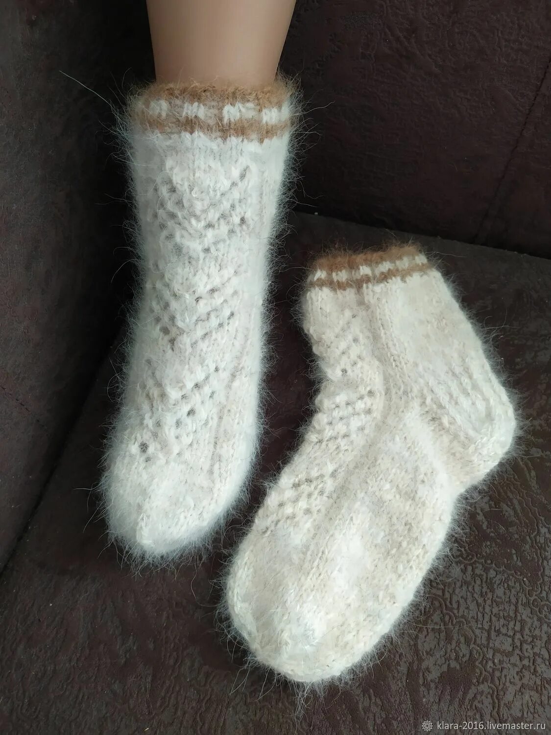 Вязаные носки пуховые. Носки из собачьей шерсти спицами. Носки мужские из собачьей шерсти. Носки из собачьей шерсти ручная работа. Сноски из собачьей шерсти.