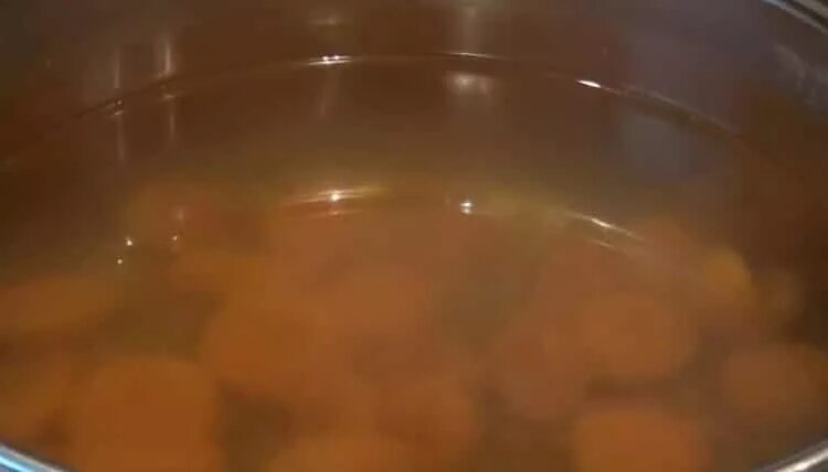 Сколько варить компот из кураги. Компот из кураги в кастрюле. всыпаем курагу в кипящую воду. сколько варить компот из изюма. сколько варить компот из кураги после закипания.