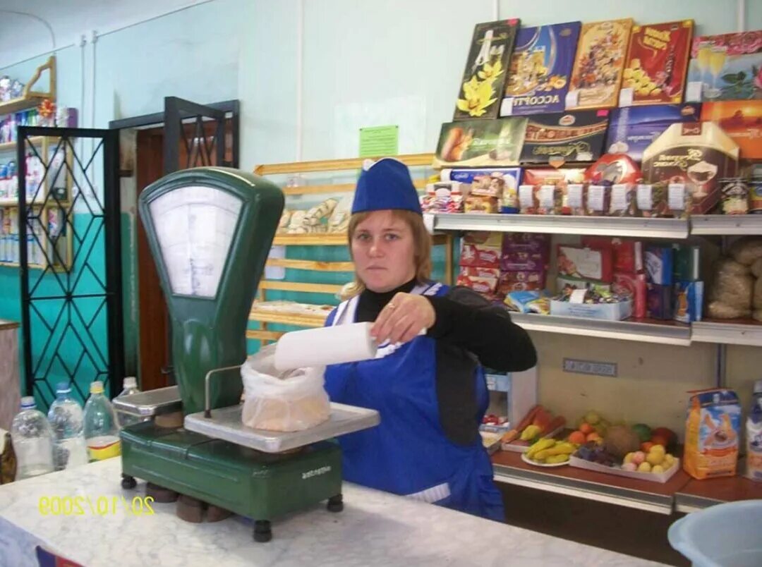 Работа за прилавком. Профессия продавец. продавец за прилавком. продавец в магазине продуктов. профессия продавщица.