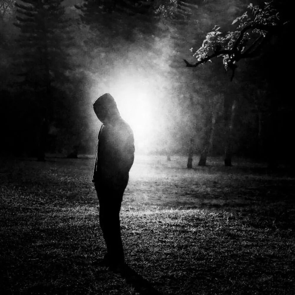 Скрытая мужская душа. Это одиночество. Одинокий человек. Человек во мраке. Парень в тени.